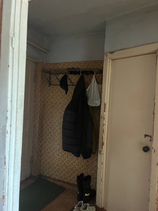 Площа Артема продаж 2 кімнатної квартири на першомуповерсі напроти парку, не кутова . Вигідно буде здавати в оренду і зручний район для життя