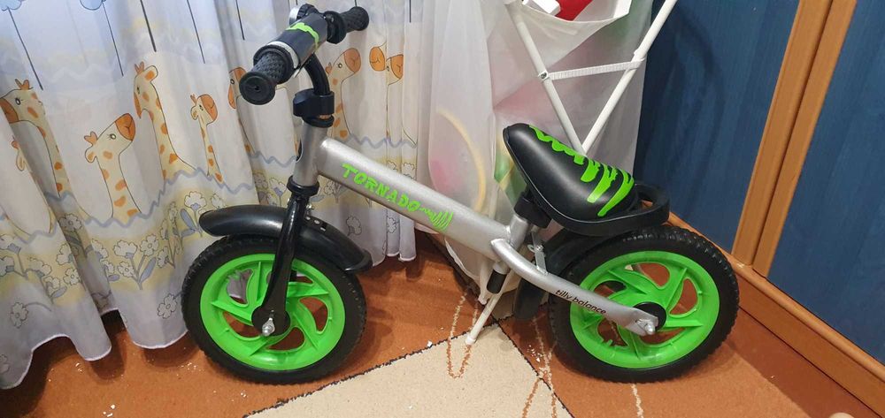 Продам дитячі іграшки коляски машинки різні мотоцикли велобег..