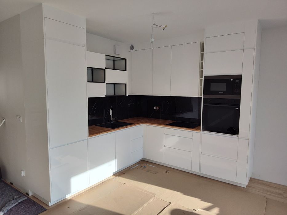 Montaż blatu kuchennego/ Montaż blatów HPL, kompaktowych/Montaż mebli