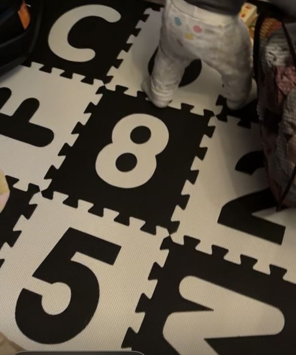 Puzzle czarno białe i kolorowe