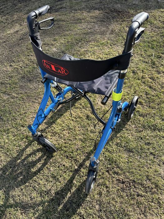 Chodzik wspomagajacy chodzenie