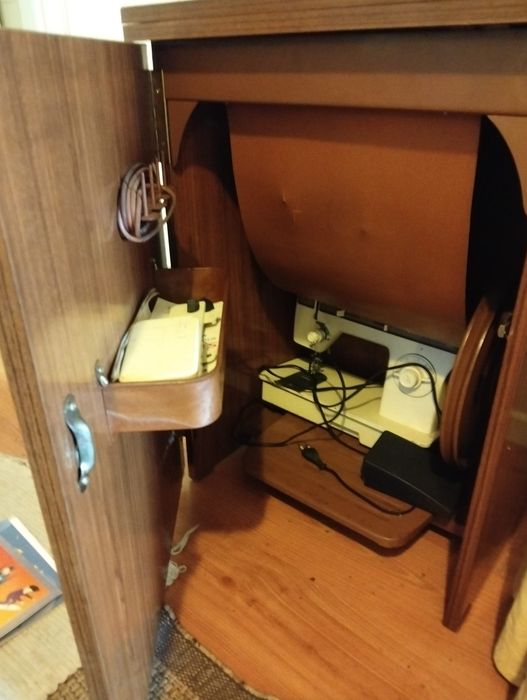 Máquina de costura Singer e móveis de madeira usados