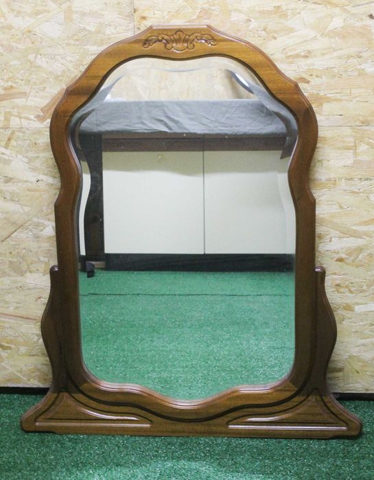 Espelho com moldura em madeira