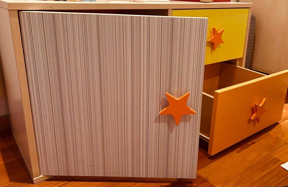 Armário, cómoda e estante colorido com muita arrumação