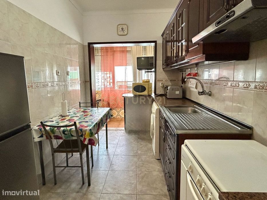 Apartamento T3 na avenida principal de Corroios - Oportunidade Única!