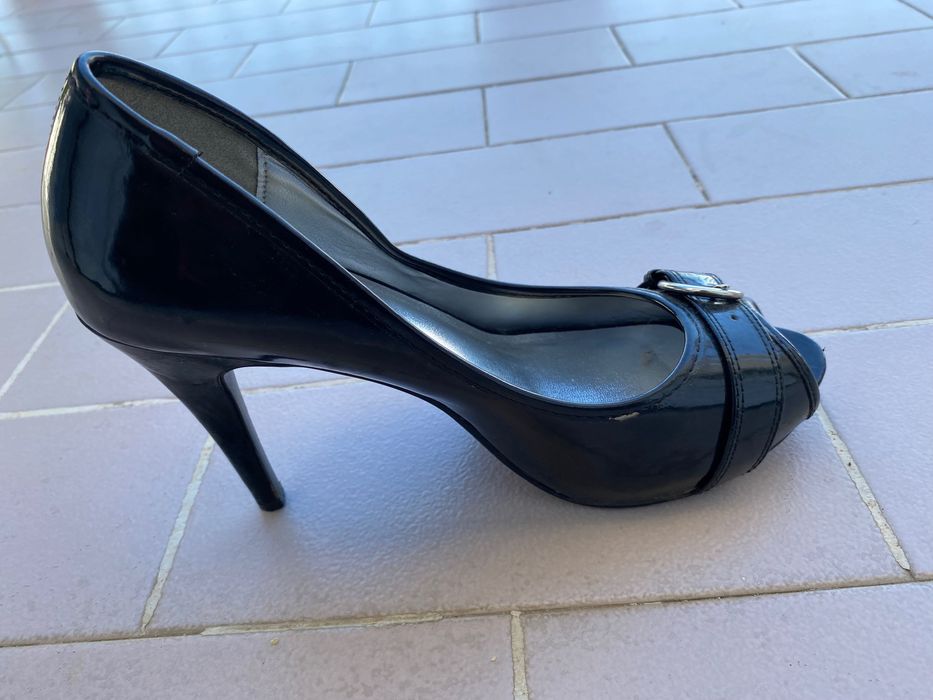 Sapatos peep toe pretos verniz