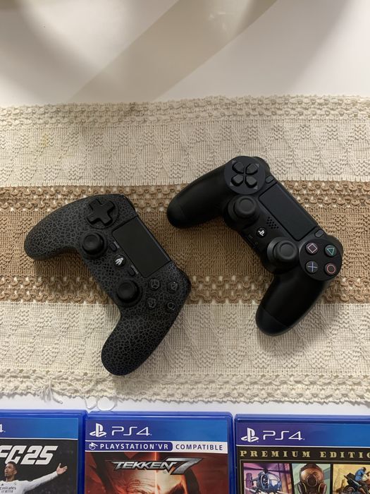 Playstation 4 Excelente estado com 2 consoles e 3 jogos.