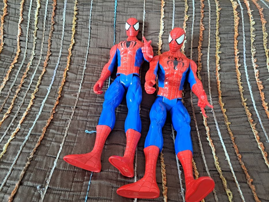 Vendo 2 spider men com pouco uso