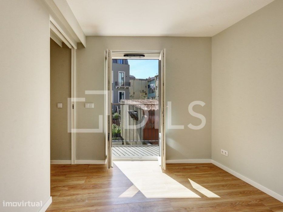 Apartamento T1 localizado junto à Av. da Liberdade