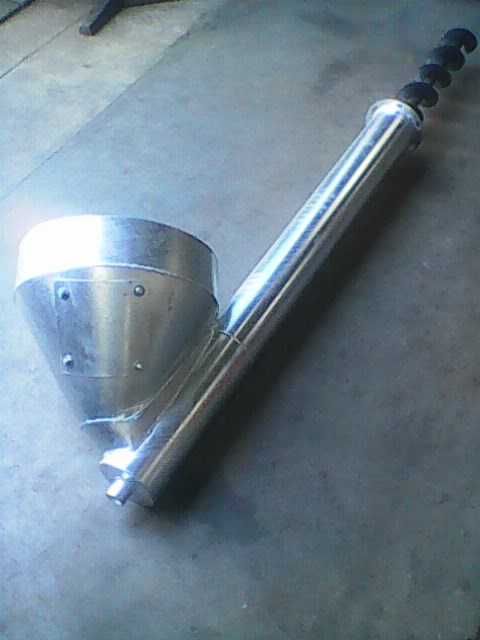 Przenośnik ślimakowy Żmijka 140 pod silosy paszowe sypiące w paszowóz