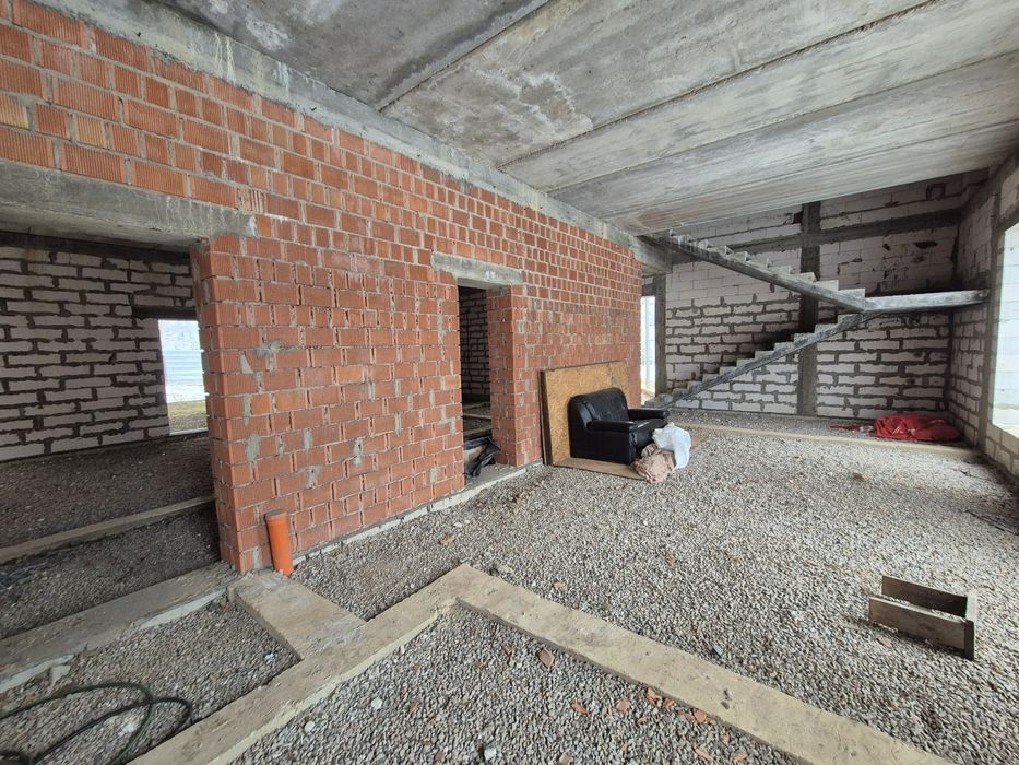 Продам здание + 6 соток. Выход в лес.