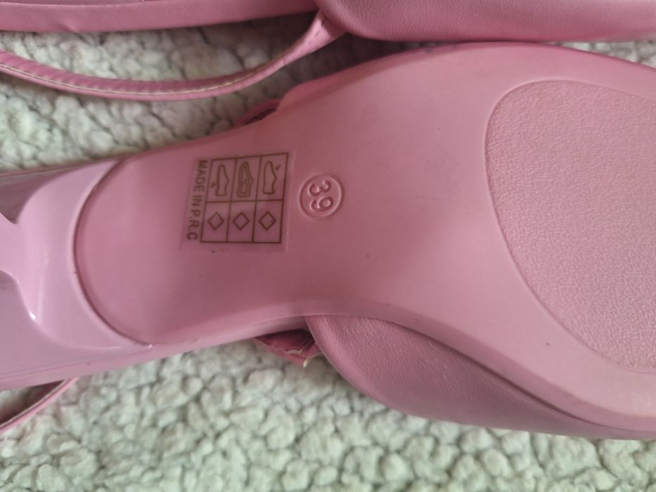 Sapatos rosa com aplicação