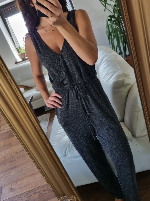 Błyszczący długi kombinezon na ramiączkach z dekoltem Apricot r. S,