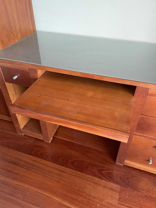 Móvel com secretária embutida