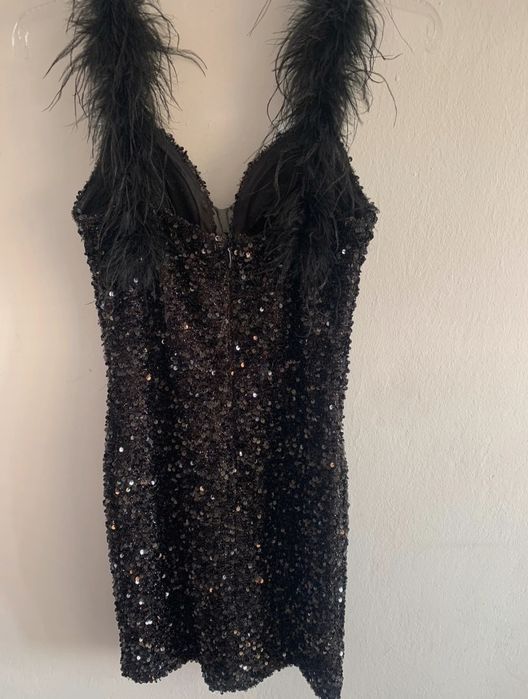 cekinowa sukienka z piórami to hit tego sezonu lou women