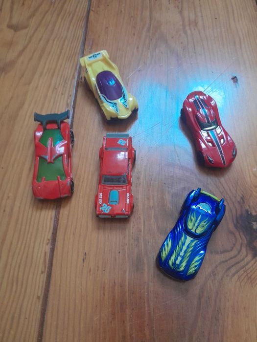Pista de corridas com 5 carros da hotweels