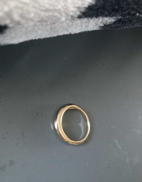 Pierścionek nieregularna obrączka