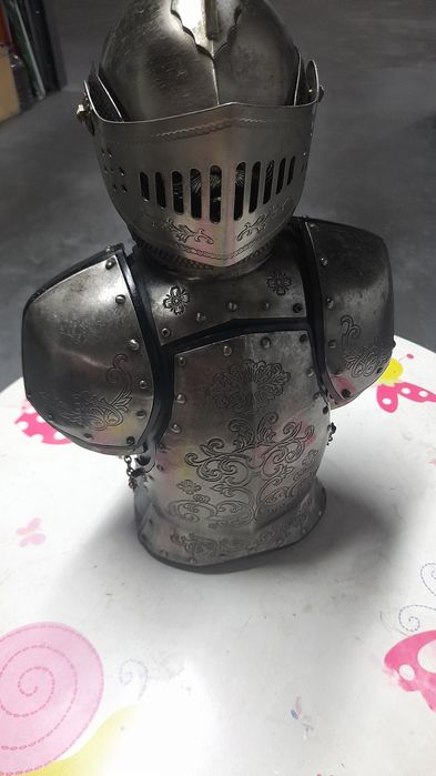 Minibar em metal, figura de guerreiro com armadura metálica