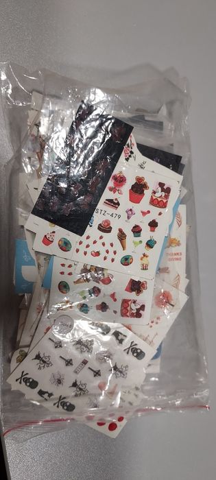 Zestaw kolorowych hybryd z lampą oraz naklejkami