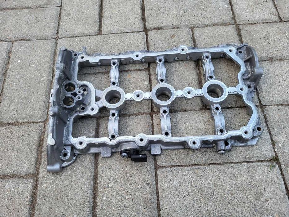 AUDI A4 B8 , A5 8T 3,2 FSI pokrywa wałków rozrządu - prawa .