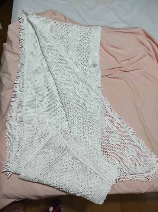 Toalha de mesa em renda, debroada com cadilhos