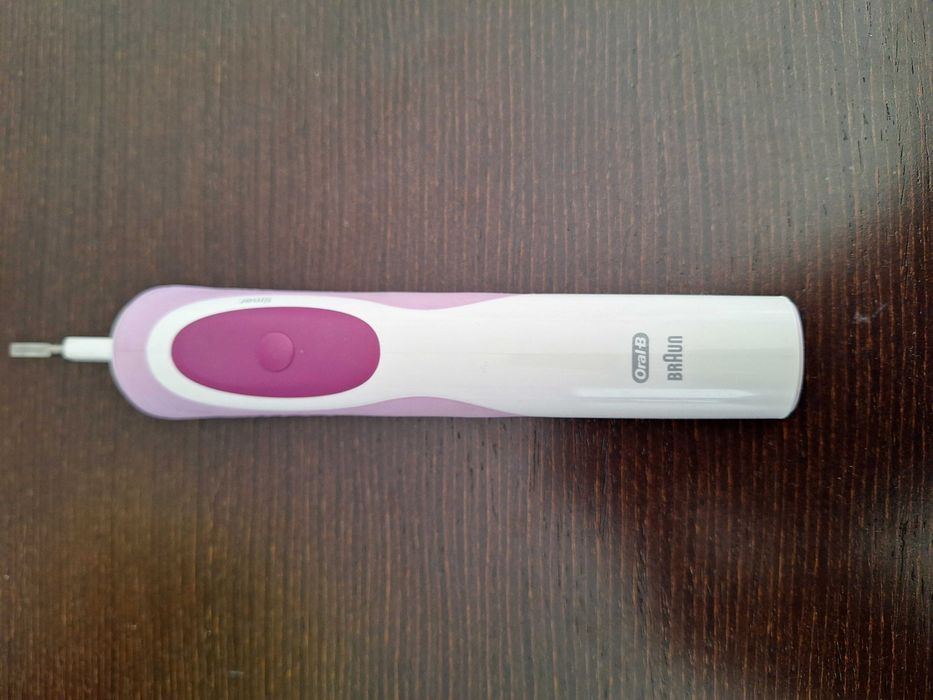 Escova de dentes elétrica Oral-B Braun + Base de carregamento