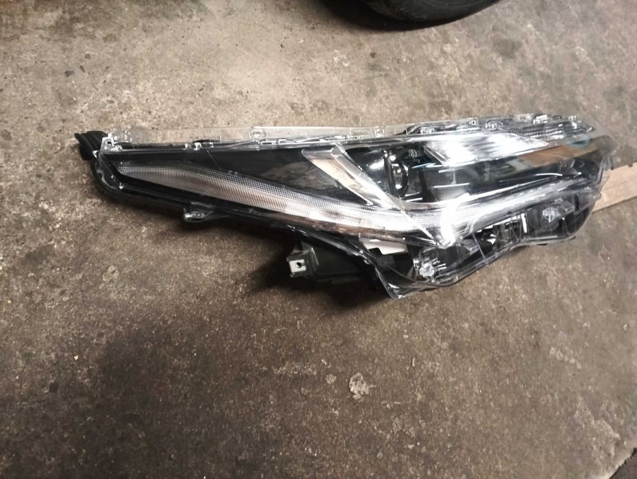 Toyota Corolla Reflektor przedni prawy LED Corolla e18