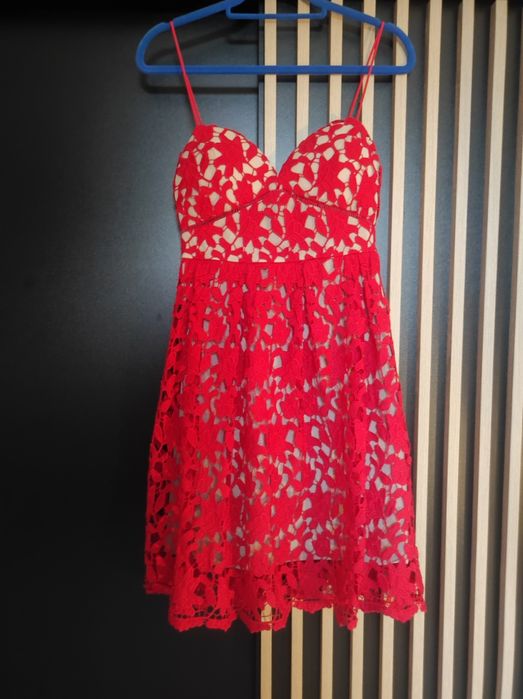 czerwona sukienka koronkowa