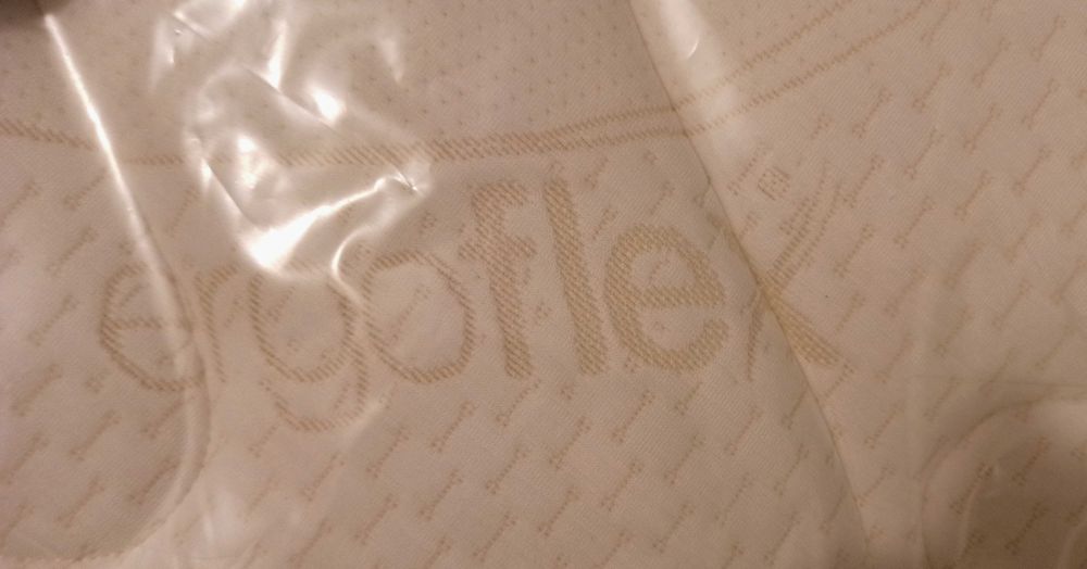 Cama e mesinha de cabeceira