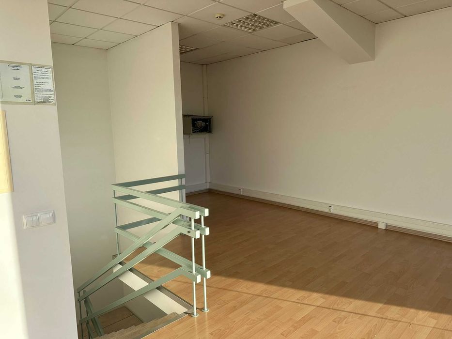 Escritório para Arrendamento - ZICOFA - (+- 40m2)
