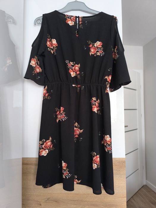 Czarna sukienka w kwiaty