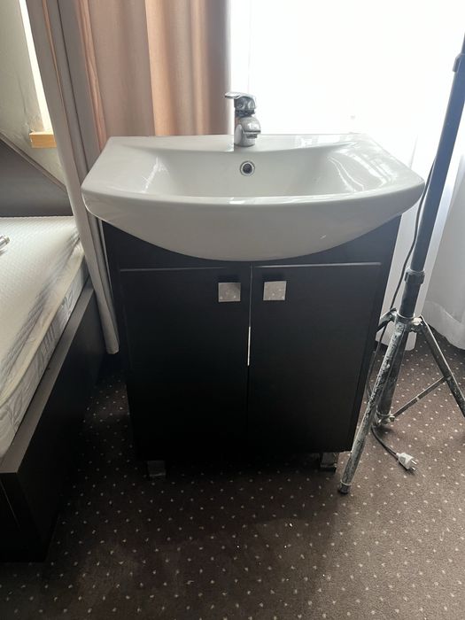 Szafka z umywalka bateria  i lustrem 60m