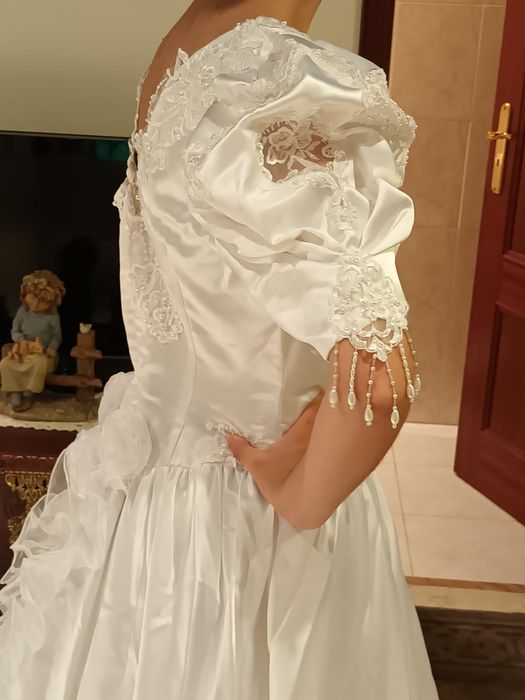 Vestido de noiva branco acetinado