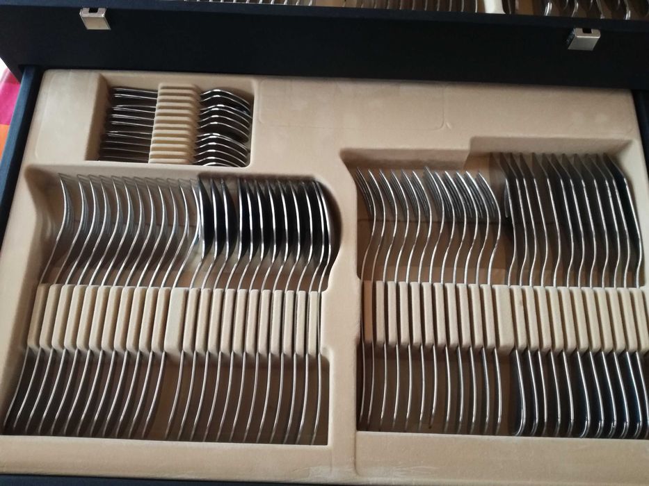 Kuito faqueiro Inox 18/10 - 130 peças
NOVO