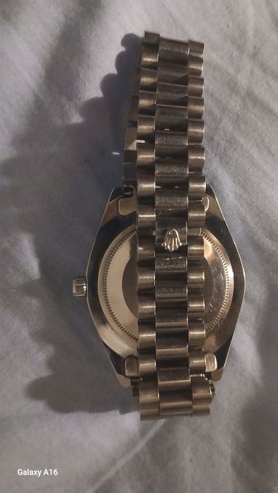 Relógio marca Rolex de pulso à trabalhar