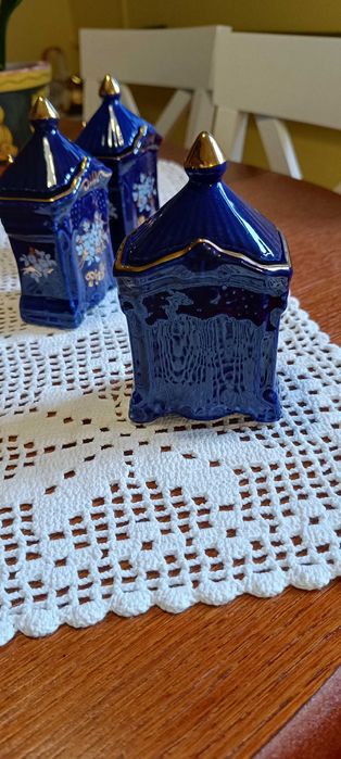 Pojemniki kobaltowe z porcelany złoconej