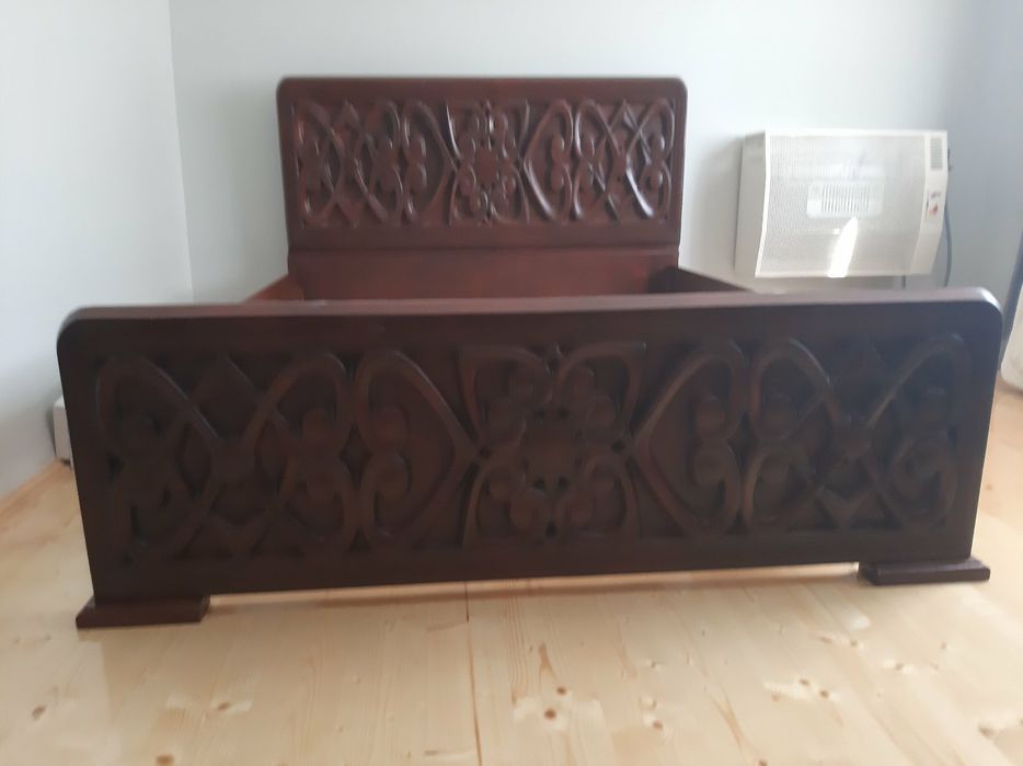 Продається ліжко,тумбочки, комод з масиву дерева, дуба.