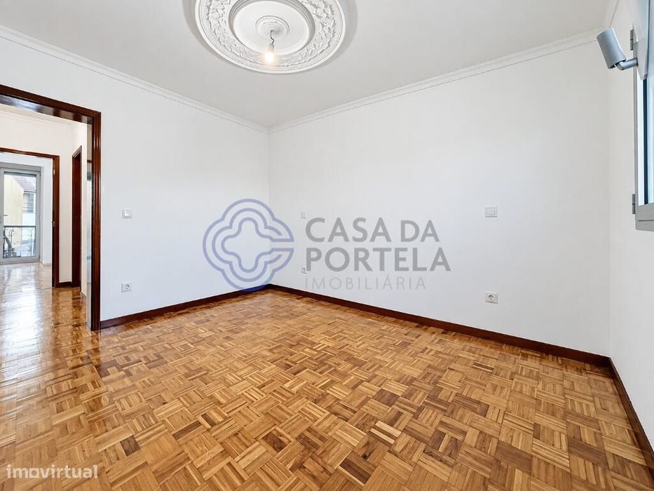 Moradia T2 completamente renovada, com terraço e jardim, a menos de 5