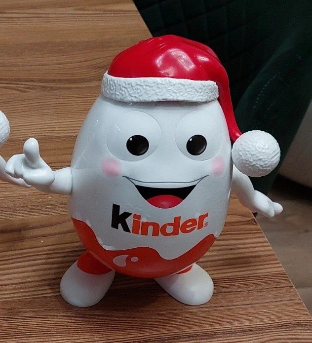 Skarbonka świąteczna Kinder jako niespodzianka