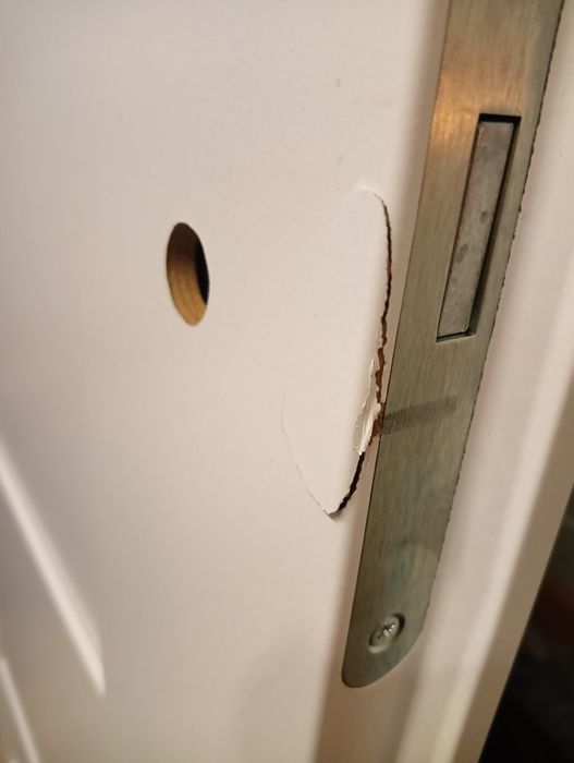 Białe drzwi wewnętrzne