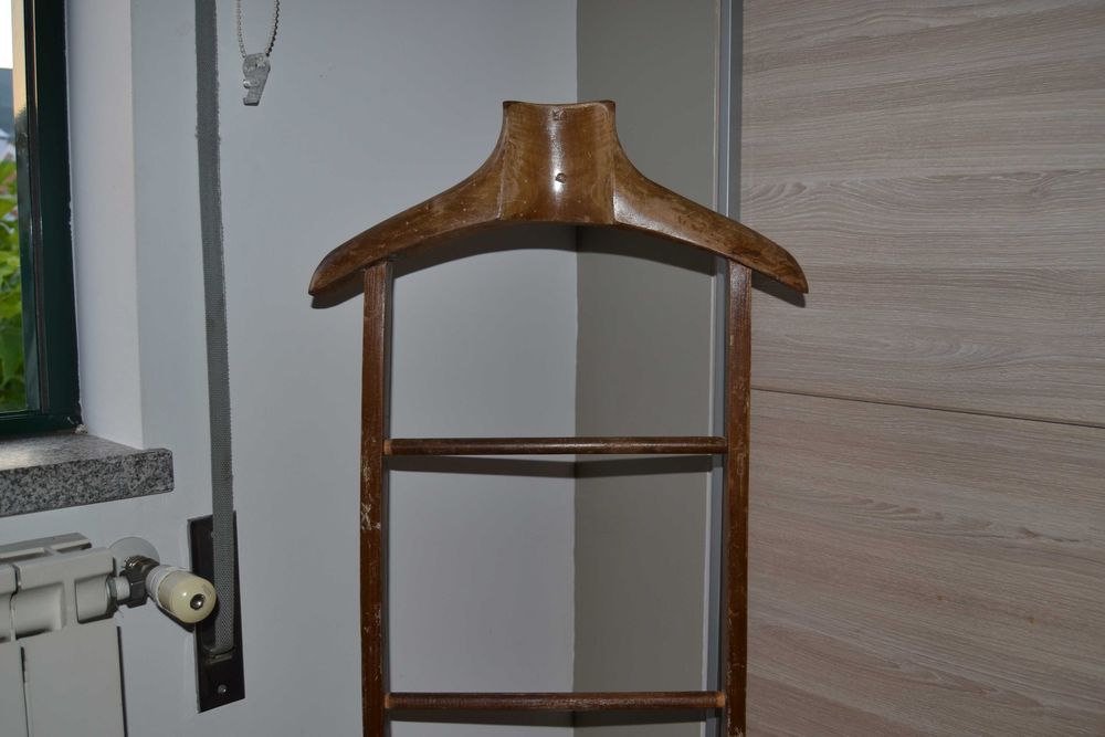 Cabide porta-fatos de madeira