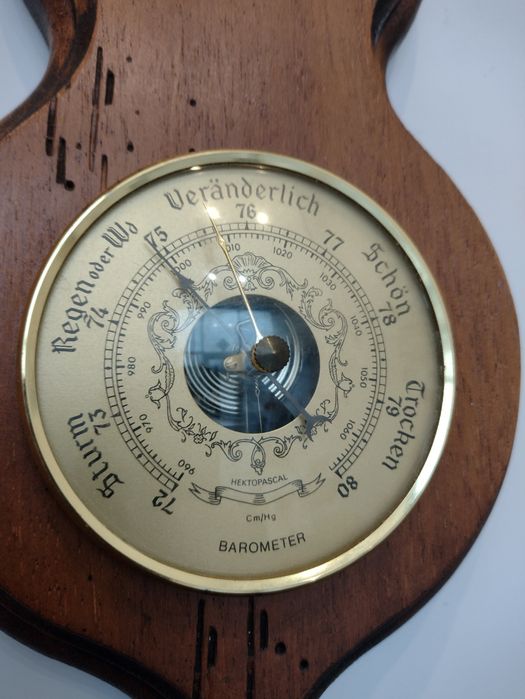 Барометр, гигрометр на дереве. Есть гектопаскали. Германия.