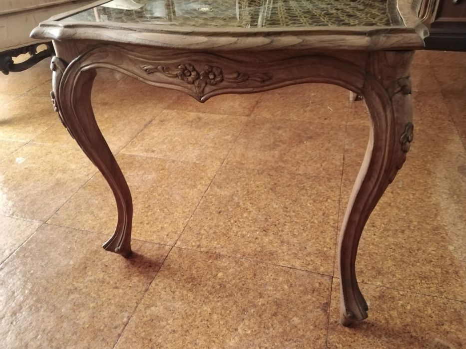 Mesa de Sala em Madeira de Nogueira com Palhinha