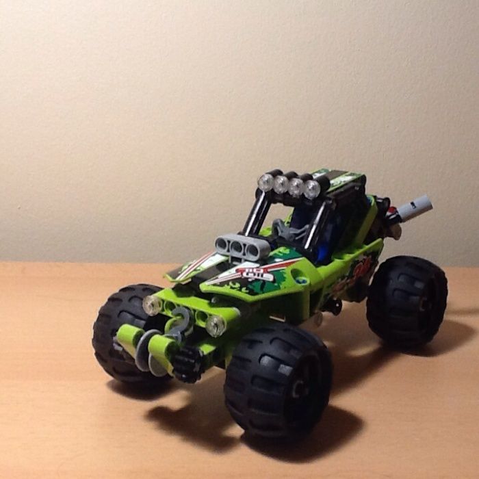 Lego TECHNIC pustynna wyścigówka (42027)