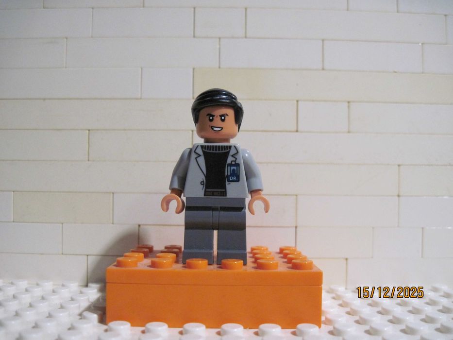 LegoFigurka Jurassic World używana - Dr Henry Wu. Stan prawie nowy