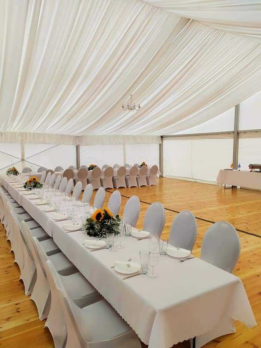 Namioty stoły krzesła scena hala namiotowa