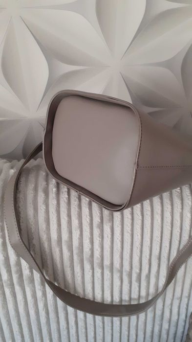 Torebko-kuferek z łańcuszkiem