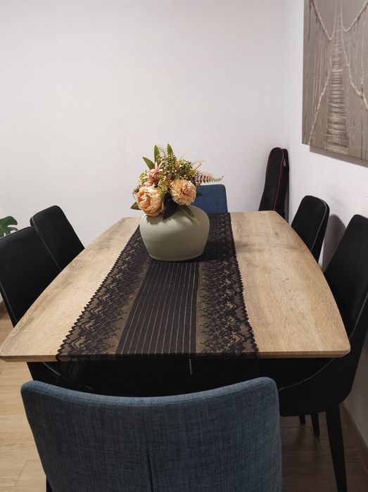 Mesa jantar com tampo em madeira e com base em ferro
