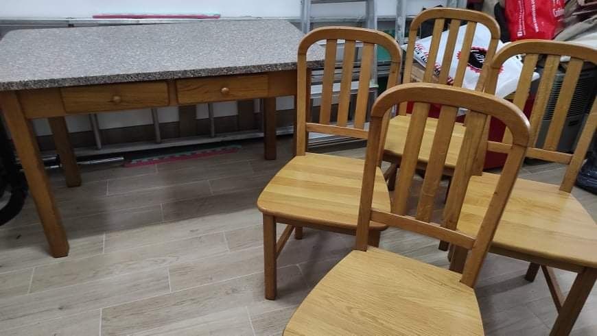 Mesa em madeira maciça com tampo em mármore e 4 cadeiras.