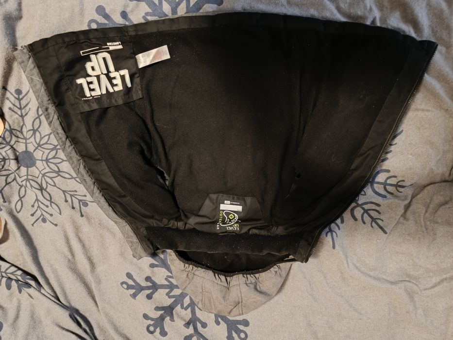 Теплая куртка на  5-7 лет FsF, шапки в  подарок